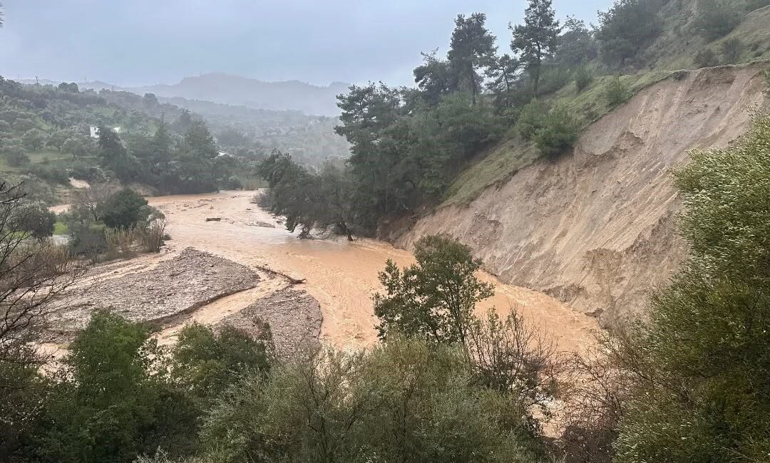 Aydın’ın İncirliova ilçesinde etkili olan sağanak yağış sonrası su taşkını
