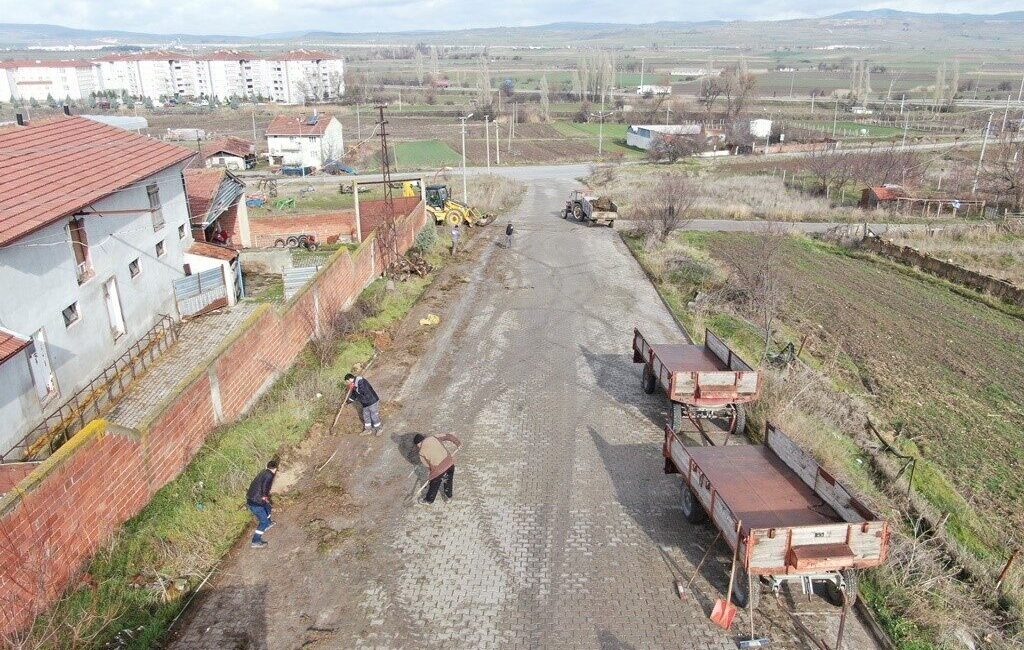 Eskişehir’in İnönü İlçesi’nde yol iyileştirme ve temizlik çalışmaları aralıksız sürüyor.
