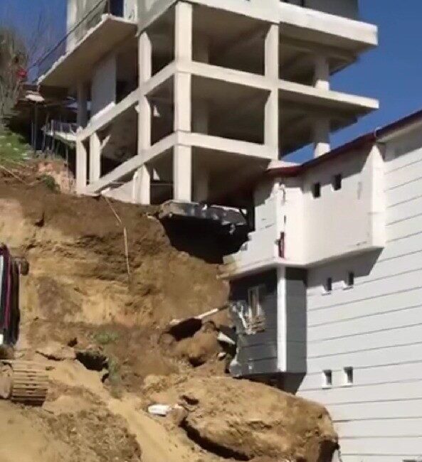 Denizli’nin Merkezefendi ilçesinde devam eden 4 katlı inşaat alanından kopan