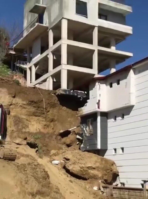 Denizli’nin Merkezefendi ilçesinde devam eden 4 katlı inşaat alanından kopan