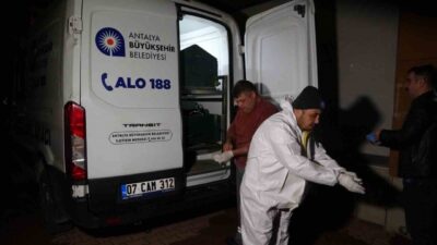 Antalya’nın Konyaaltı ilçesinde 26 yaşındaki genç, evinde uğradığı bıçaklı saldırı