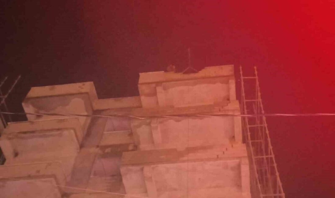 Hatay’da inşaat halindeki 6 katlı binanın en üst katına çıkarak