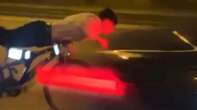Gaziantep’te trafik yoğunluğu olan İpekyolu’nda üzerine uzandığı bisikletle akrobatik hareketler
