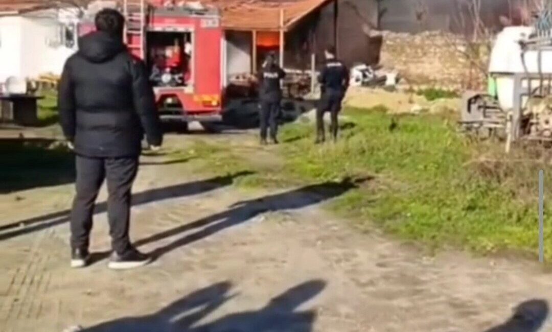 Edirne’nin İpsala ilçesinde tek katlı bir evin çatısında çıkan yangın