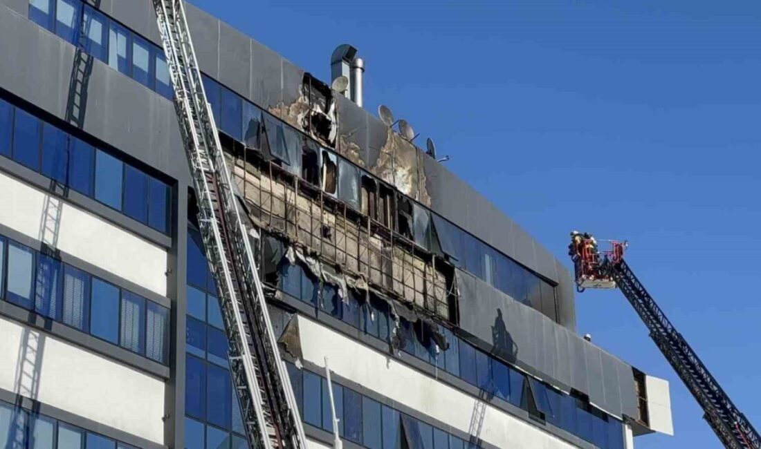 Kocaeli’nin Gebze ilçesinde 7 katlı iş merkezinin dış cephesinde çıkan