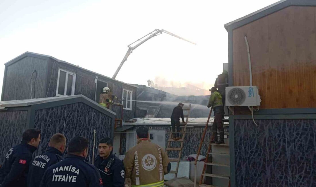 Manisa’nın Şehzadeler ilçesine yapımı devam eden inşaatın işçi konteynerinde yangın