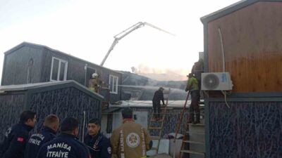 Manisa’nın Şehzadeler ilçesine yapımı devam eden inşaatın işçi konteynerinde yangın