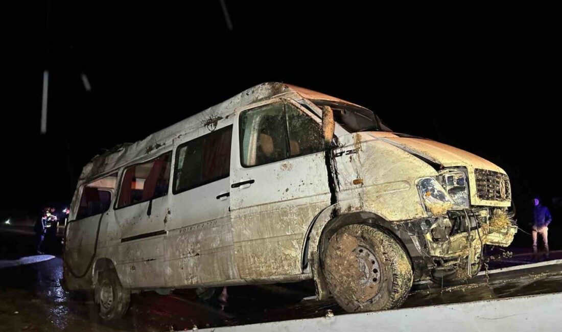 Uşak’ta işçi servisinin şarampole devrilmesi sonucu meydana gelen kazada 17