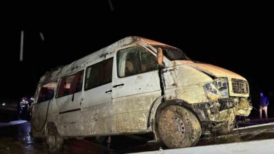 Uşak’ta işçi servisinin şarampole devrilmesi sonucu meydana gelen kazada 17