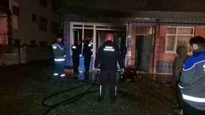 Düzce merkeze bağlı Aziziye Mahallesi’nde 3 katlı bir binanın giriş