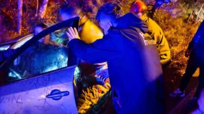 Hatay’da sürücüsünün kontrolünü kaybetmesiyle yol kenarına devrilen otomobilin sürücüsü yaralandı.