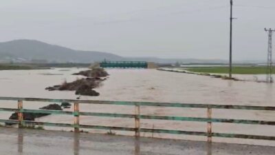Gaziantep’te etkili olan sağanak yağış sabaha kadar aralıksız devam etti.