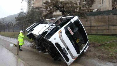 Isparta-Burdur kara yolunda askeri nakil minibüsü devrildi. Kazada 5 mahkum