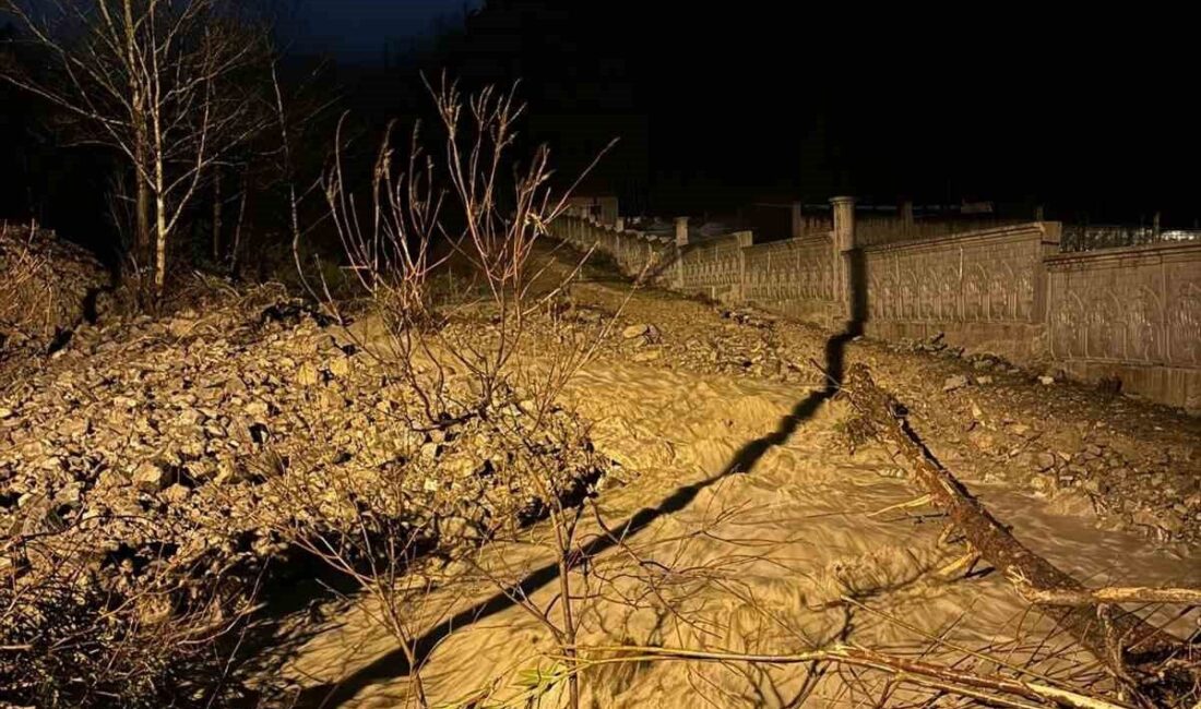 Isparta’nın Eğirdir ilçesinde etkili olan sağanak yağmur ve dolu nedeniyle