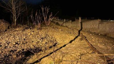 Isparta’nın Eğirdir ilçesinde etkili olan sağanak yağmur ve dolu nedeniyle