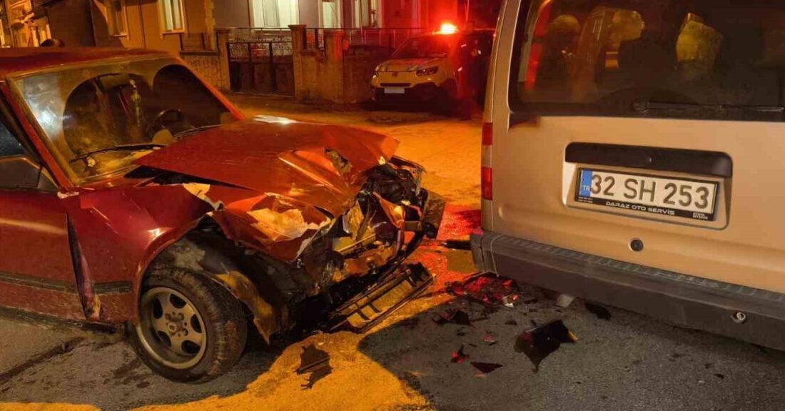 Isparta’nın Şarkikaraağaç ilçesinde iki aracın kavşakta çarpışması sonucu meydana gelen