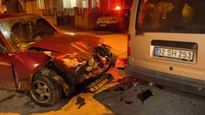 Isparta’nın Şarkikaraağaç ilçesinde iki aracın kavşakta çarpışması sonucu meydana gelen