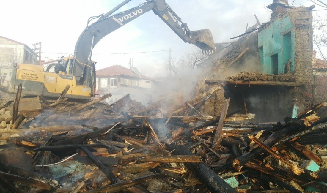 Isparta’nın Yalvaç ilçesinde iki katlı kerpiç evde çıkan yangın, itfaiye