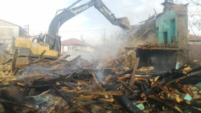 Isparta’nın Yalvaç ilçesinde iki katlı kerpiç evde çıkan yangın, itfaiye