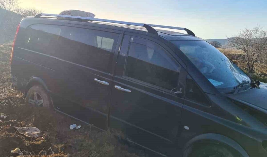 Isparta’nın Şarkikaraağaç ilçesinde sürücüsünün direksiyon hakimiyetini kaybettiği hafif ticari araç,