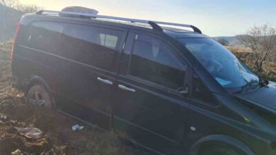 Isparta’nın Şarkikaraağaç ilçesinde sürücüsünün direksiyon hakimiyetini kaybettiği hafif ticari araç,