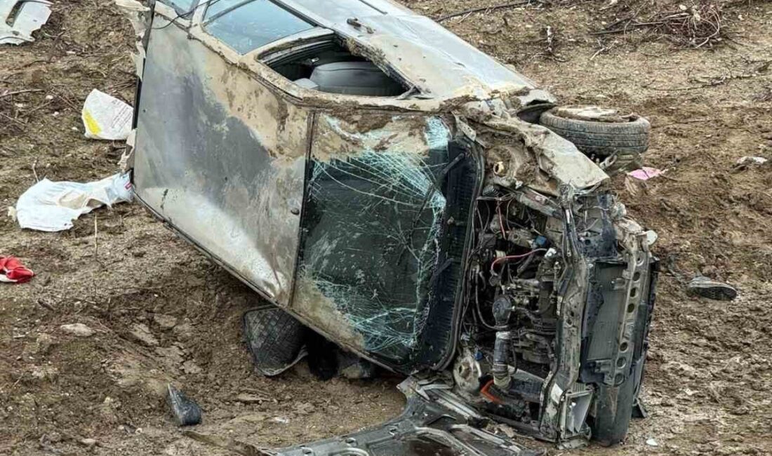 Isparta’nın Gelendost ilçesinde kontrolden çıkarak şarampole yuvarlanan otomobilde 1’i ağır