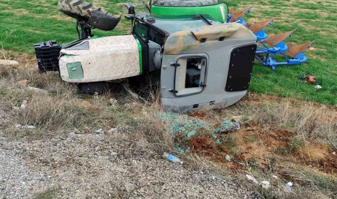 Isparta’da lastiği patlayan traktörün şarampole yuvarlandığı kazada sürücü yaralandı. Kaza,