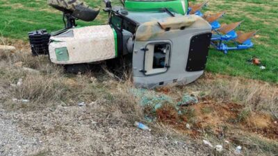 Isparta’da lastiği patlayan traktörün şarampole yuvarlandığı kazada sürücü yaralandı. Kaza,