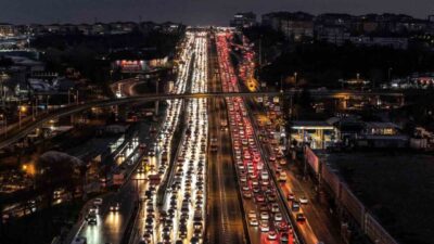 Şehirde yaşayanlar için kronik bir sorun haline gelen İstanbul trafiği,