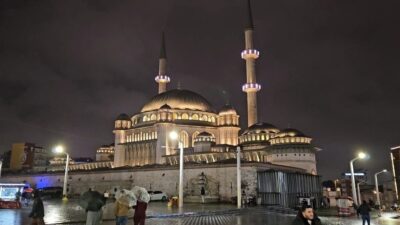 İstanbul’da Ramazan-ı Şerif’in habercisi Berat Kandili, Taksim Camii’nde idrak edildi.
