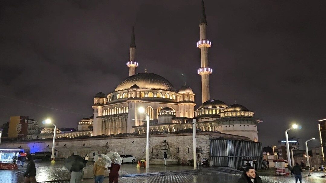İstanbul’da Ramazan-ı Şerif’in habercisi Berat Kandili, Taksim Camii’nde idrak edildi.
