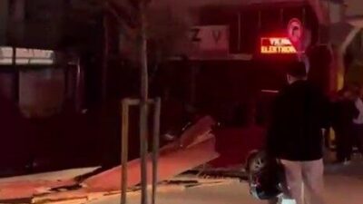 İstanbul’da akşam saatlerinde etkili olan fırtınada Esenyurt’ta bir binanın çatısı