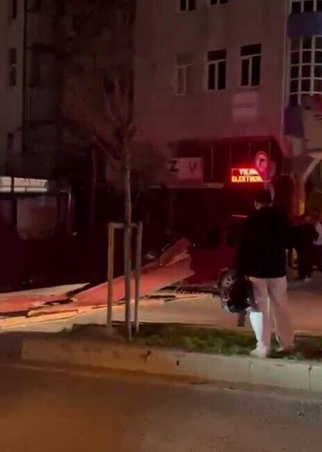 İstanbul’da akşam saatlerinde etkili olan fırtınada Esenyurt’ta bir binanın çatısı