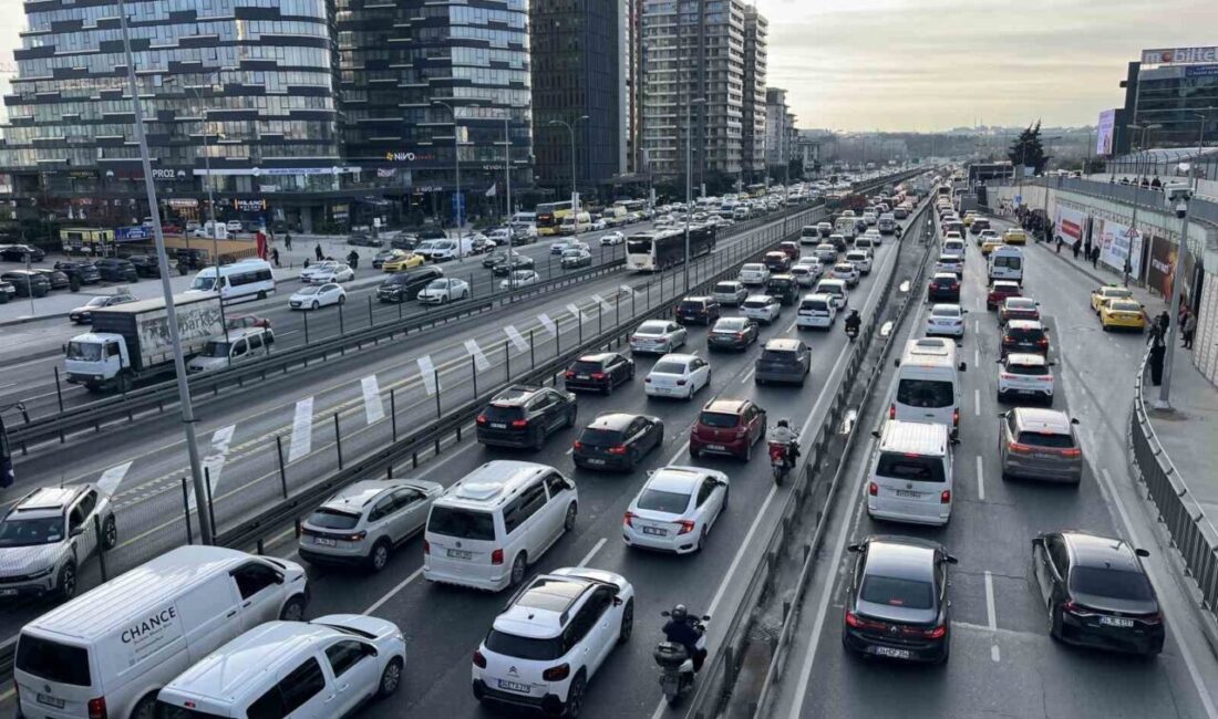 İstanbul’da haftanın ilk günü iftar öncesi trafik yoğunluğu yüzde 81’e