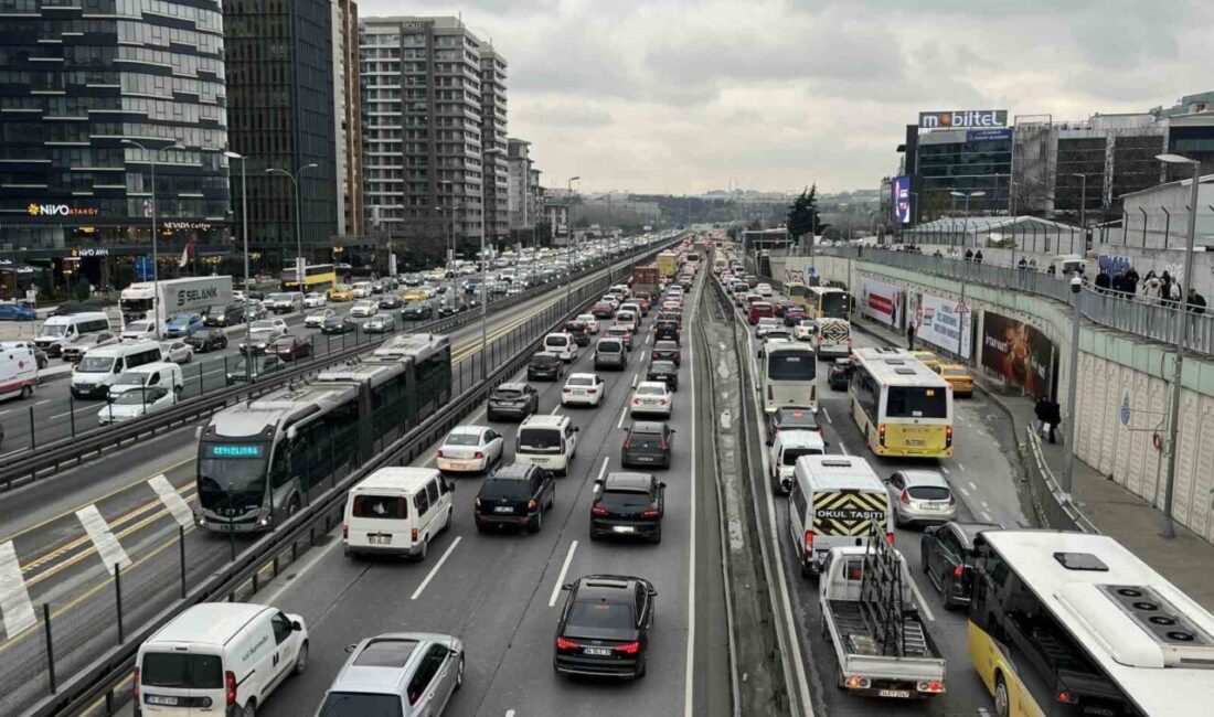 İstanbul’da haftanın son iş günü iftar öncesi trafik yoğunluğu yüzde