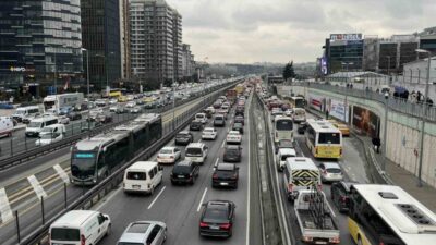 İstanbul’da haftanın son iş günü iftar öncesi trafik yoğunluğu yüzde
