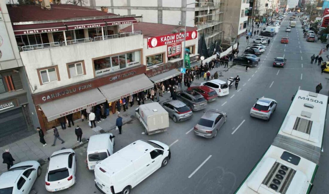 İstanbul’da ilk iftar öncesinde pide kuyrukları oluştu. Arnavutköy’de, fırınların önünde