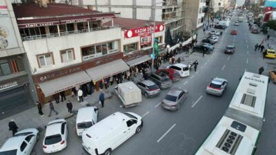 İstanbul’da ilk iftar öncesinde pide kuyrukları oluştu. Arnavutköy’de, fırınların önünde
