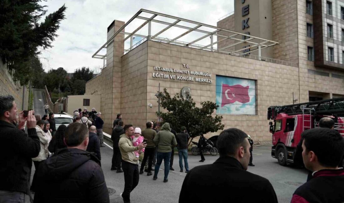 İstanbul Zeytinburnu’nda bulunan 5 katlı polisevinin çatısında yangın çıktı. Yangın