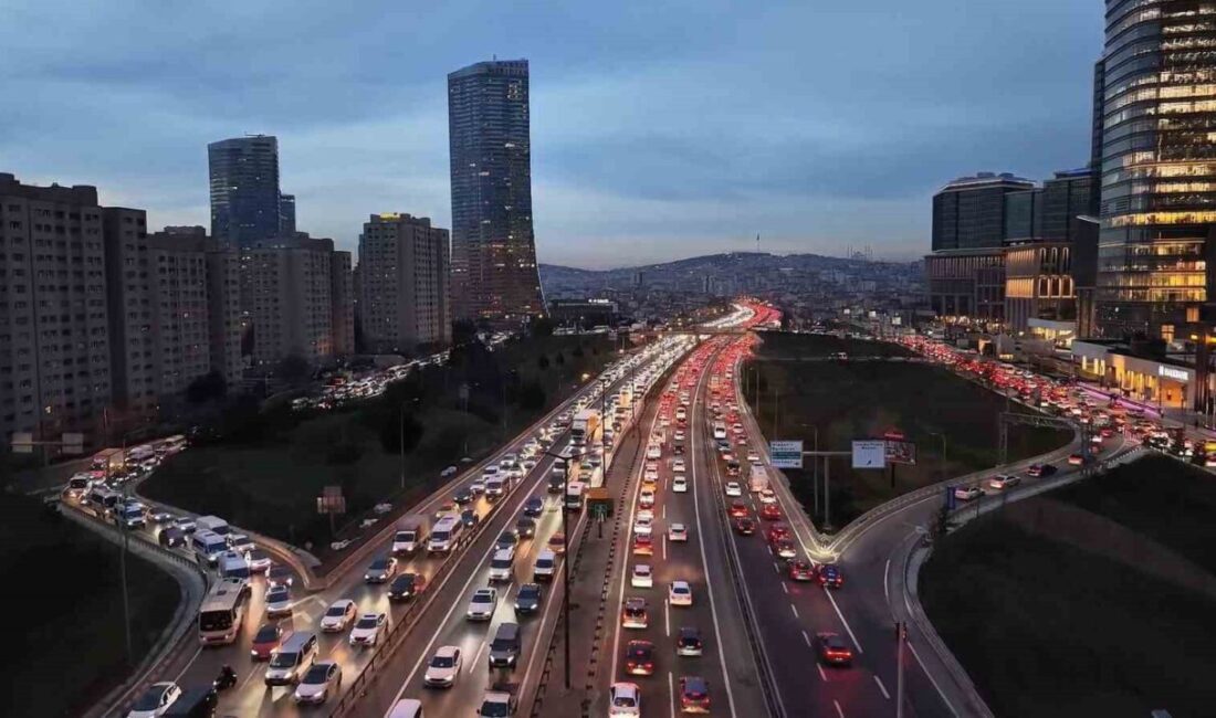 İstanbul Anadolu Yakası’nda akşam saatlerinde trafik yoğunluğu yüzde 80’e ulaştı.