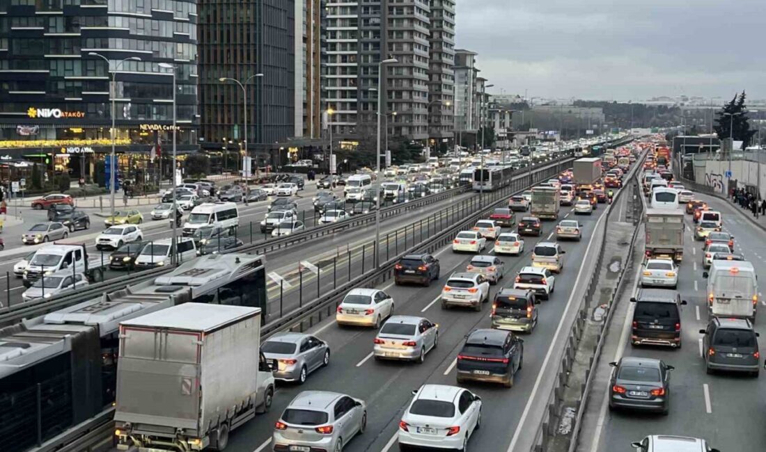 İstanbul’da akşam iş çıkış saatlerinde trafik yoğunluğu yüzde 80’e ulaştı.