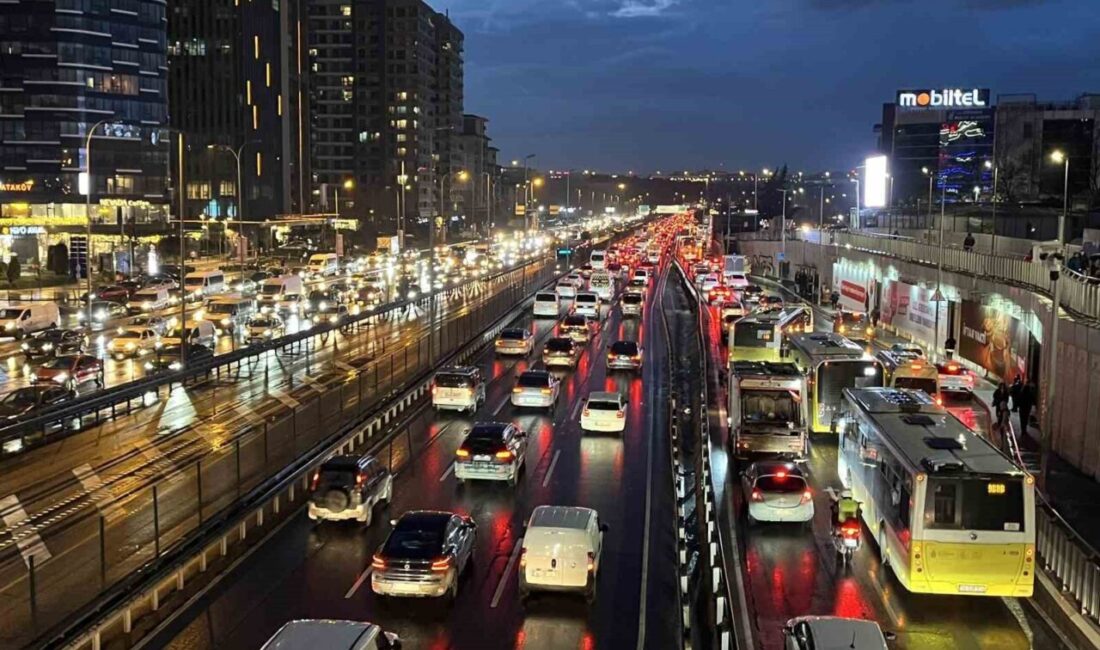 İstanbul’da haftanın ilk günü akşam iş çıkış saatlerinde trafik yoğunluğu