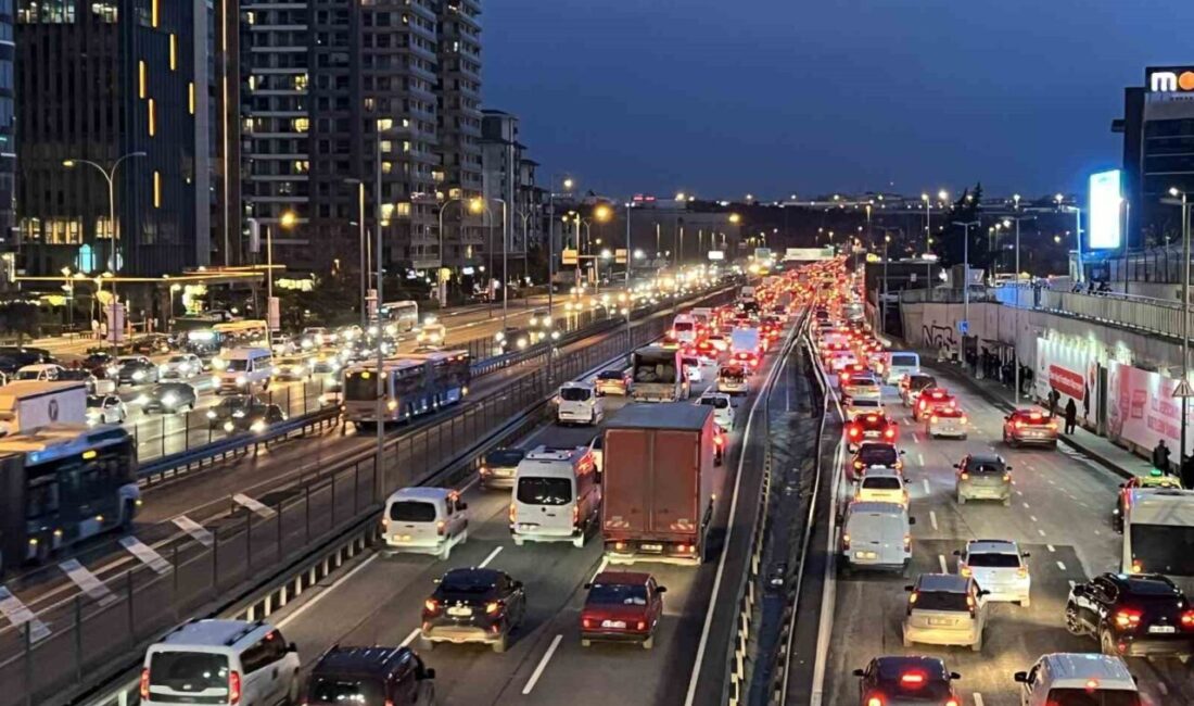 İstanbul’da akşam iş çıkış saatlerinde trafik yoğunluğu yüzde 83’e ulaştı.