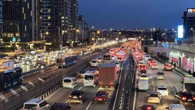 İstanbul’da akşam iş çıkış saatlerinde trafik yoğunluğu yüzde 83’e ulaştı.