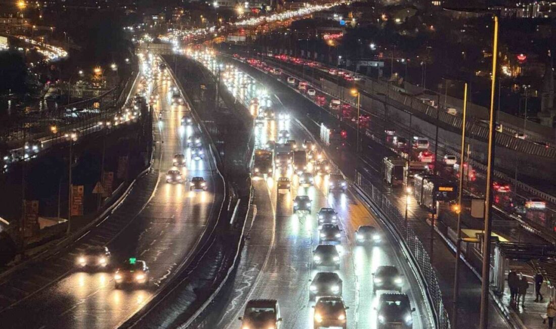 İstanbul’da, trafik yoğunluğu akşam iş çıkış saatlerinde etkili olan yağmurla