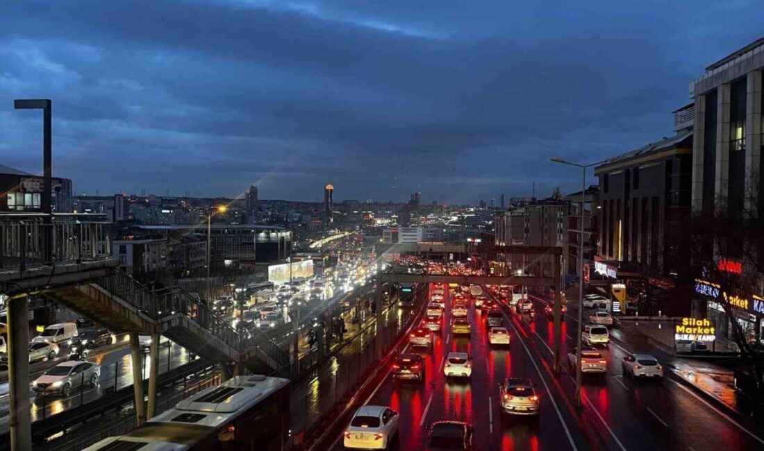 İstanbul’da etkili olan yağmurun ardından kent genelinde trafik yoğunluğu yüzde