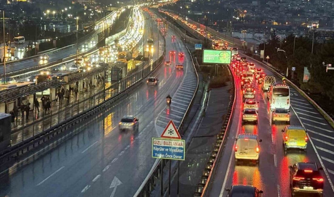 İstanbul’da trafik yoğunluğu haftanın son iş gününde akşam saatlerinde etkili