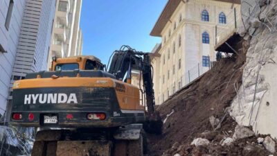 Şanlıurfa’nın Karaköprü ilçesinde istinat duvarı çöken sitedeki 4 daire hasar