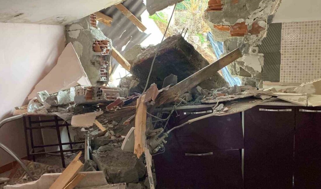 Kocaeli’nin Derince ilçesinde hafriyat çalışması yapılan alanda istinat duvarının çökmesi