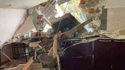 Kocaeli’nin Derince ilçesinde hafriyat çalışması yapılan alanda istinat duvarının çökmesi